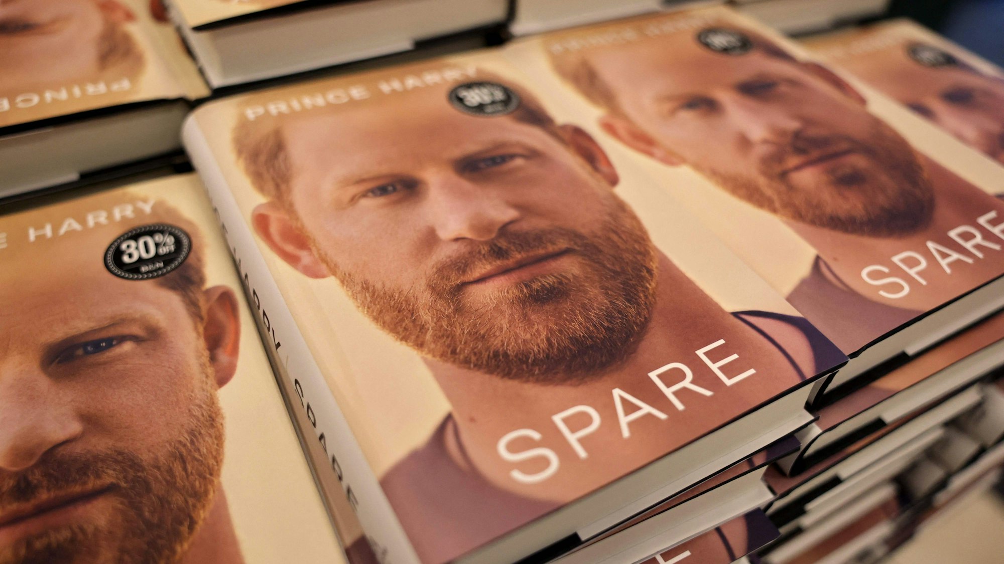 Prinz Harrys Autobiografie „Spare“ liegt in einer Auslage.