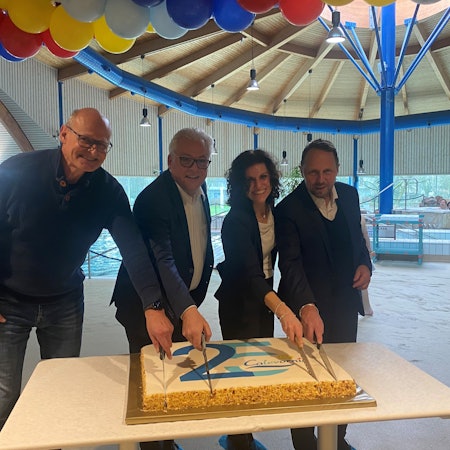 Dieter Scholz, Marc Adomat, Nelly Schreiner, Uwe Richrath schneiden die Torte an.