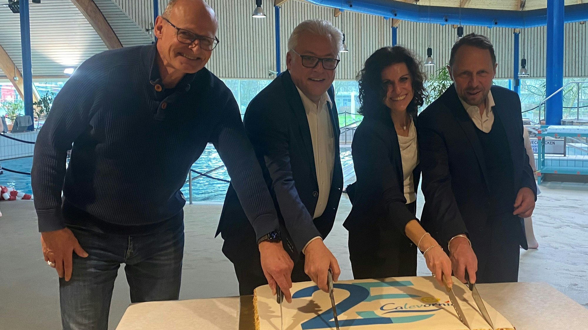 Dieter Scholz, Marc Adomat, Nelly Schreiner, Uwe Richrath schneiden die Torte an.