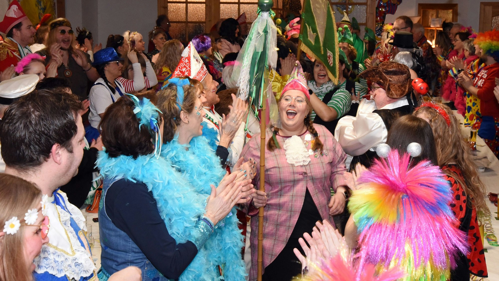 Kunterbunt kostümierte Jecke leißen sich von den zahlreichen Darbietungen begeistern.