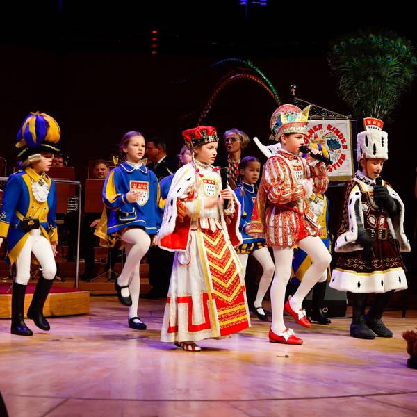Das Kinderdreigestirn steht auf der Bühne der Kölner Philharmonie.