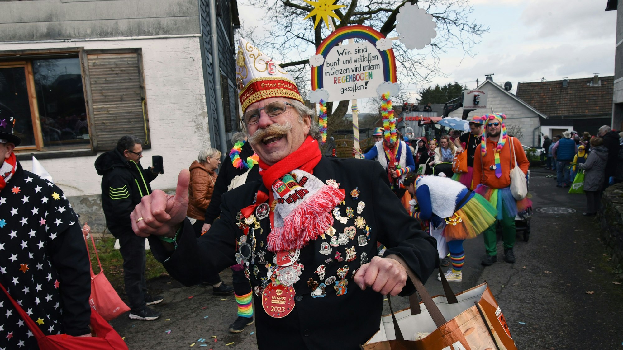 Ein Jecker einer KG geht beim Karnevalszug in Waldbröl-Schönenbach mit.