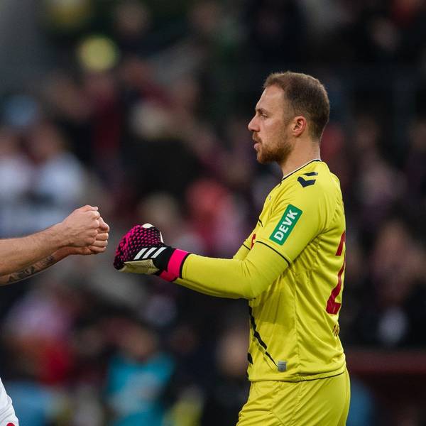 FC-Verteidiger Jeff Chabot (l) und Torhüter Marvin Schwäbe klatschen sich ab.