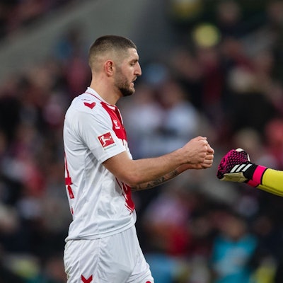 FC-Verteidiger Jeff Chabot (l) und Torhüter Marvin Schwäbe klatschen sich ab.