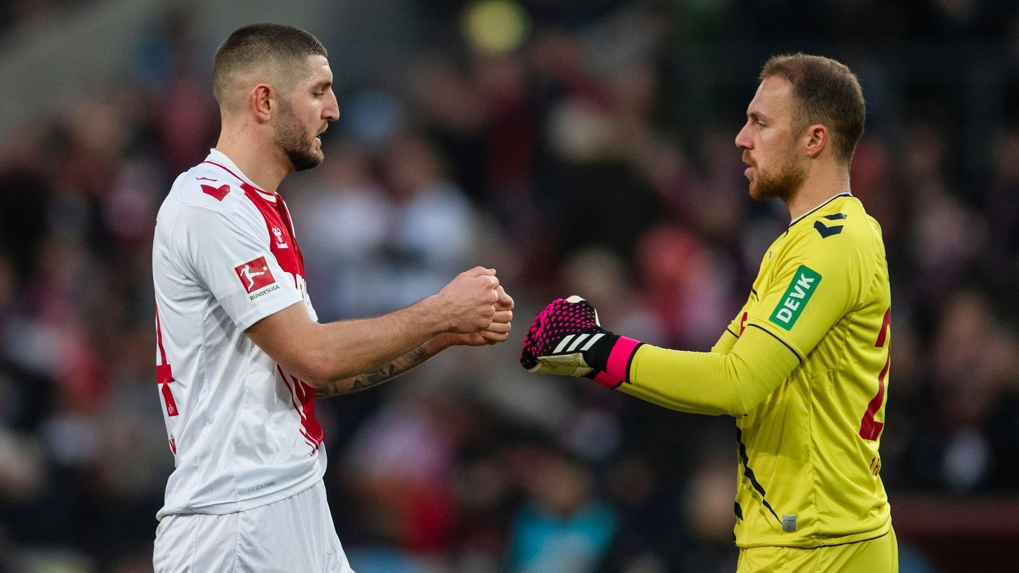 FC-Verteidiger Jeff Chabot (l) und Torhüter Marvin Schwäbe klatschen sich ab.