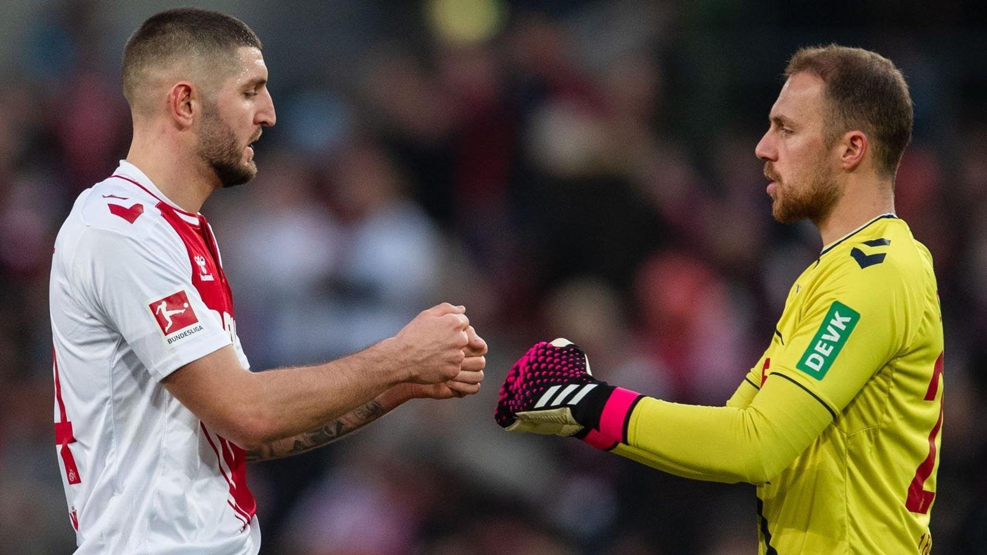 Jeff Chabot (l.) und Torwart Marvin Schwäbe waren verantwortlich für die herausragende Abwehrleistung des 1. FC Köln gegen RB Leipzig. Das Foto zeigt die beiden FC-Profis, wie sie einander gratulieren.