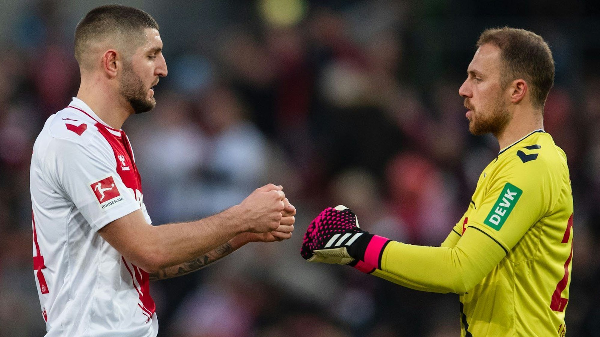 Jeff Chabot (l.) und Torwart Marvin Schwäbe waren verantwortlich für die herausragende Abwehrleistung des 1. FC Köln gegen RB Leipzig. Das Foto zeigt die beiden FC-Profis, wie sie einander gratulieren.