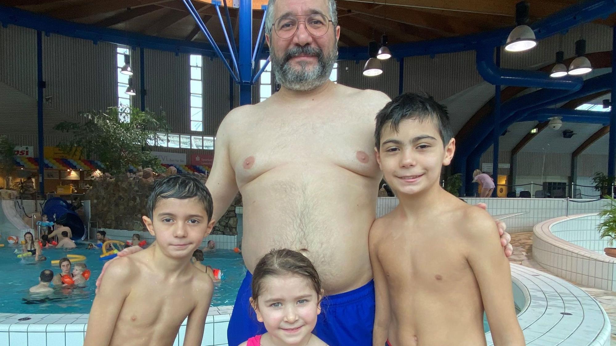 Vater und drei Kinder der Familie Akgün.