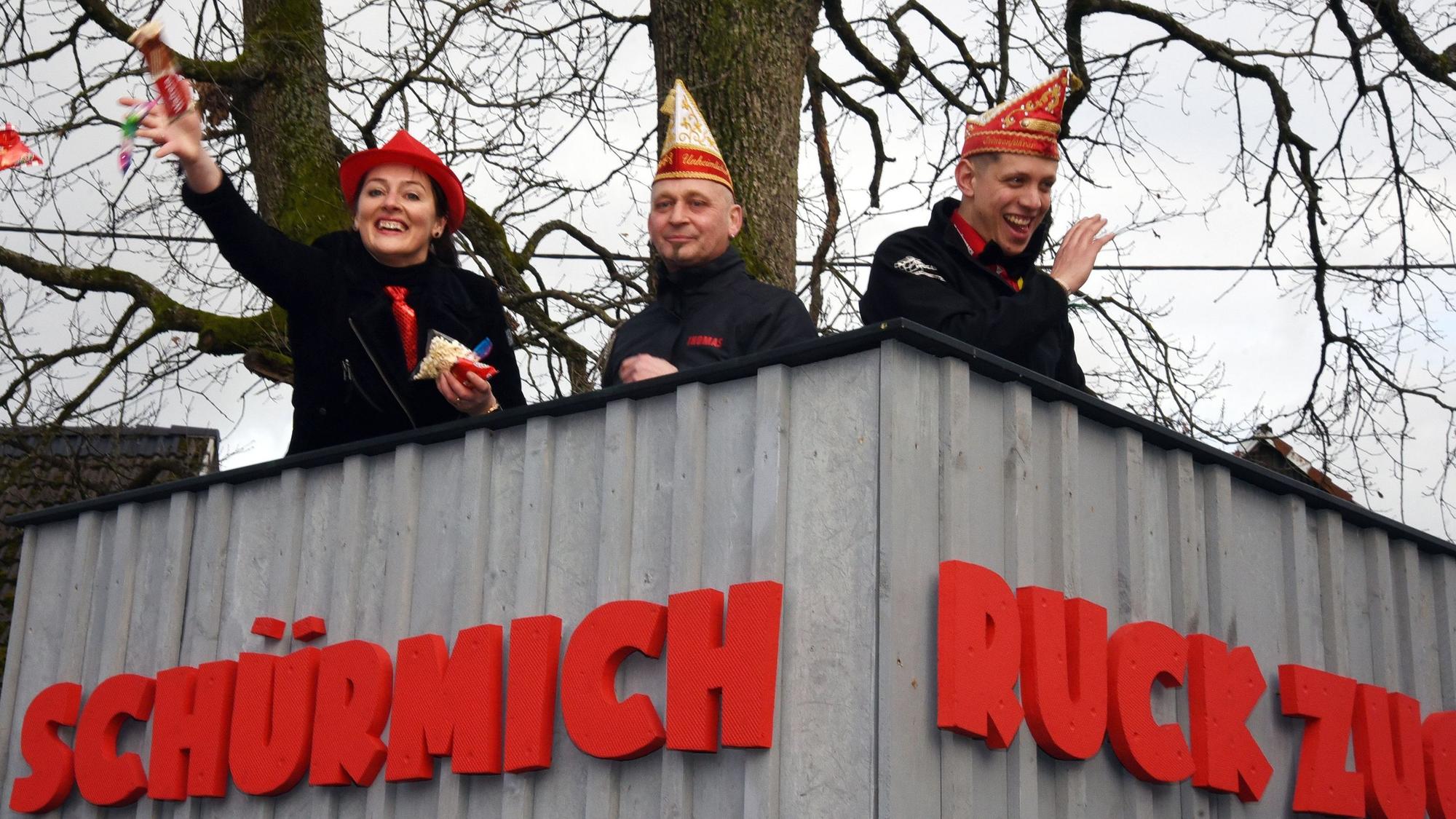 Über dem Schriftzug "Schürmich Ruckzug" ließ es Waldbröls Bürgermeisterin Larissa Weber (links) Kamelle regnen.