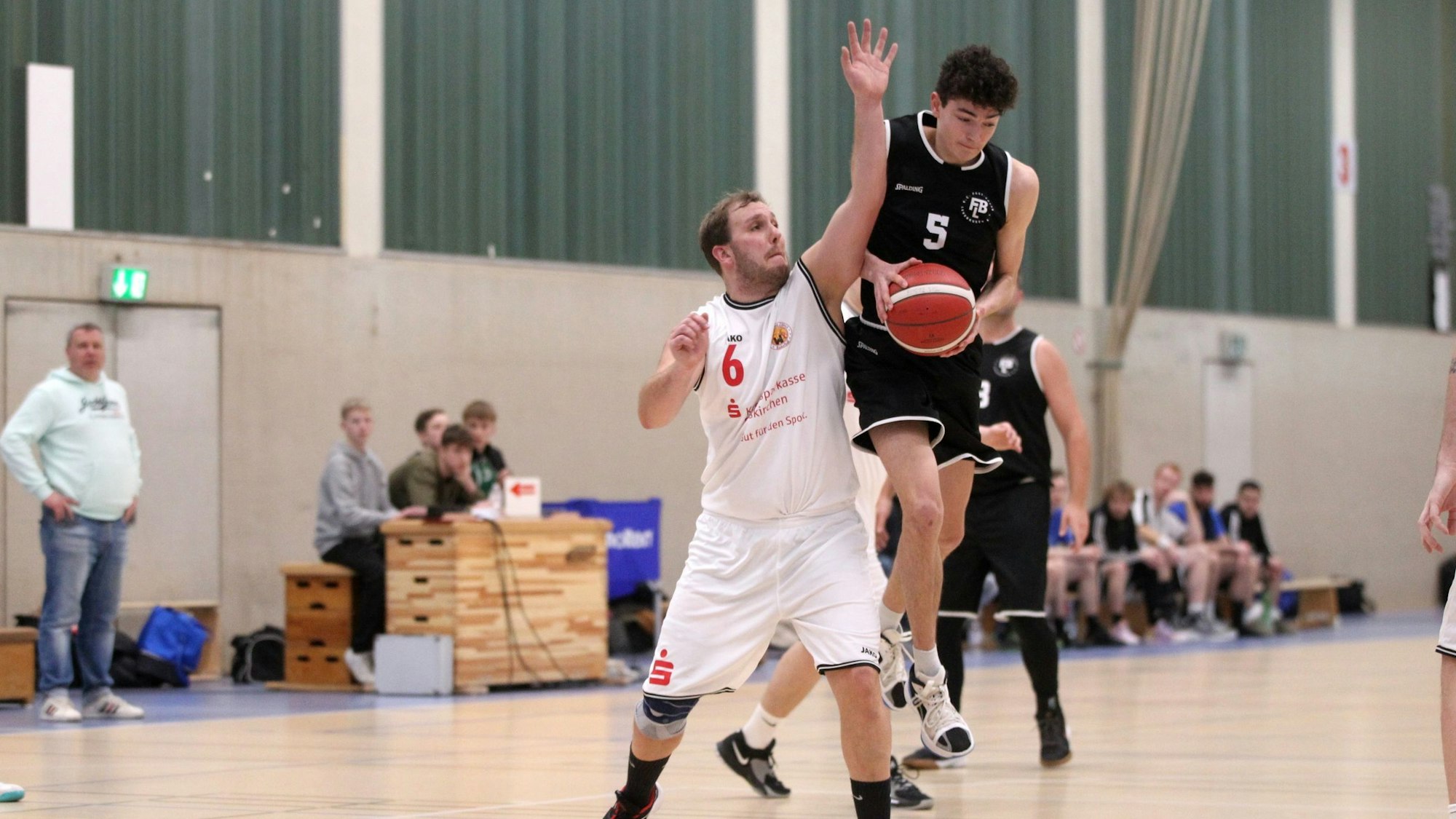 Zülpichs Christoph Gier verteidigt gegen einen Leverkusener Spieler.