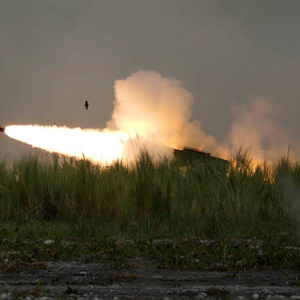 Ein High Mobility Artillery Rocket System (HIMARS) feuert bei einer Übung eine Rakete ab.