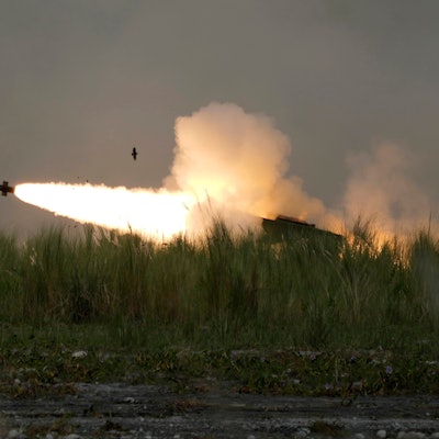 Ein High Mobility Artillery Rocket System (HIMARS) feuert bei einer Übung eine Rakete ab.