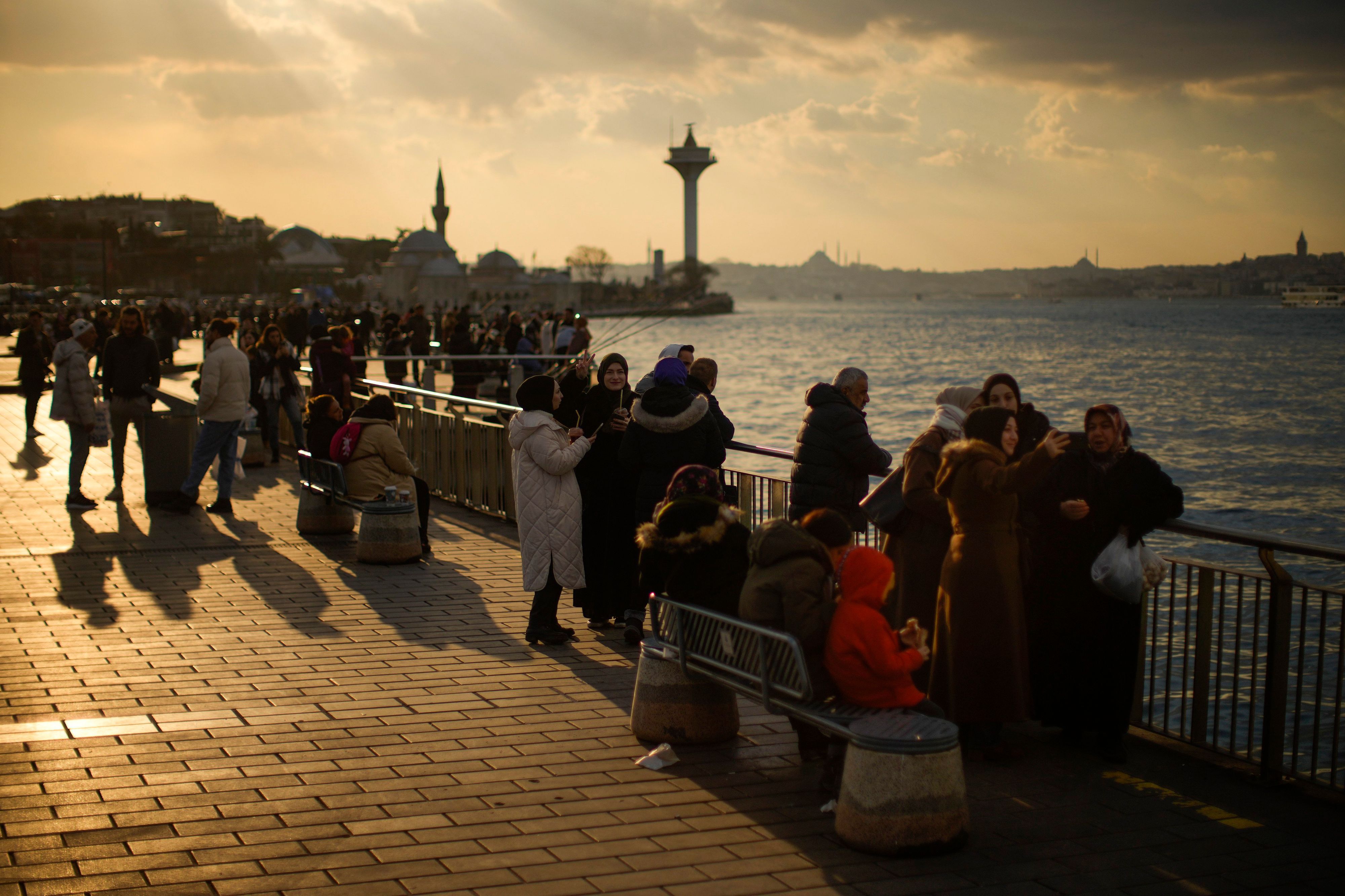Türkei, Istanbul: Menschen sitzen und fotografieren an der Uferpromenade Üsküdar am Bosporus.