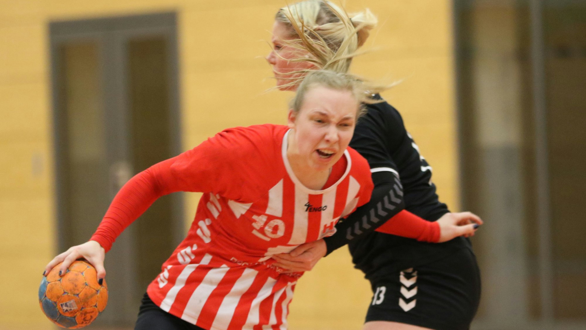 Euskirchens Lea Schmitz wird von einer Gegenspielerin umklammert.