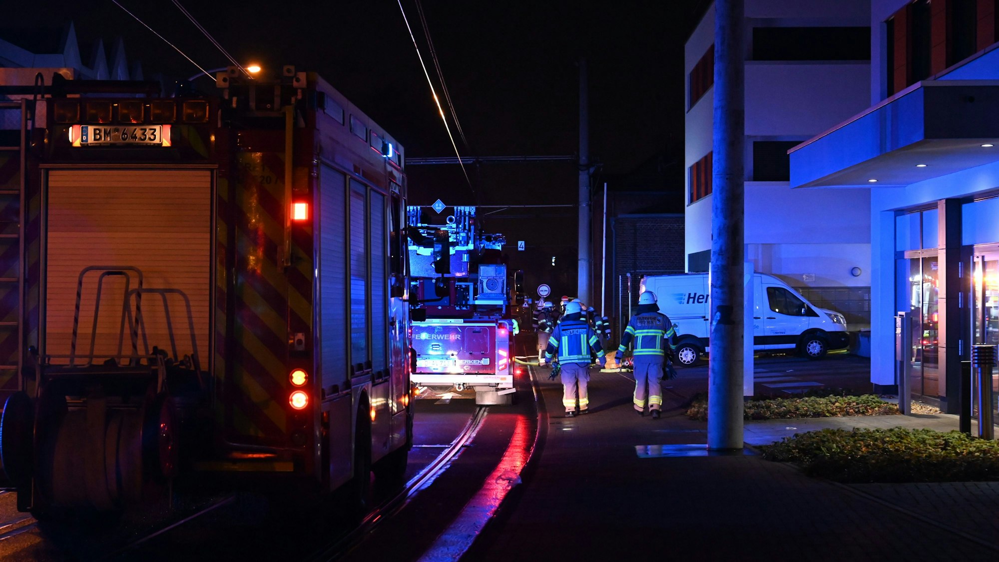 Das Mehrfamilienhaus in Frechen mit Einsatzkräften.