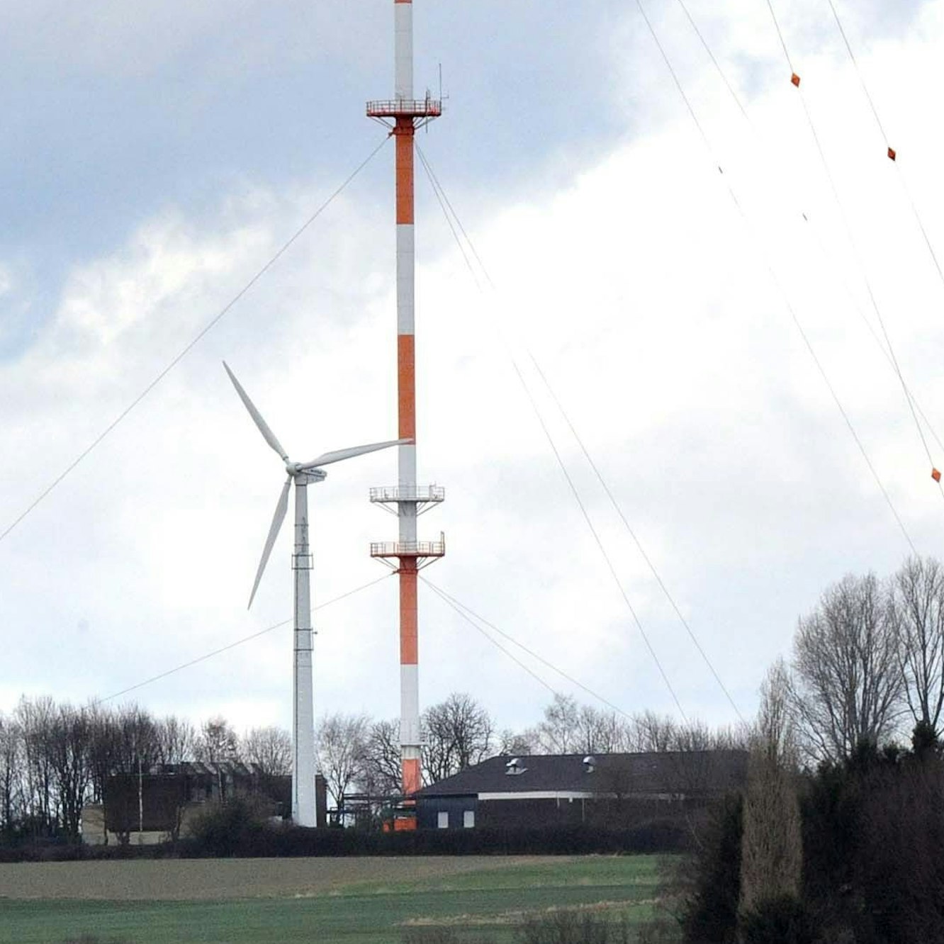 Das Einzige Windrad in Rhein-Berg steht auf einer Wiese.