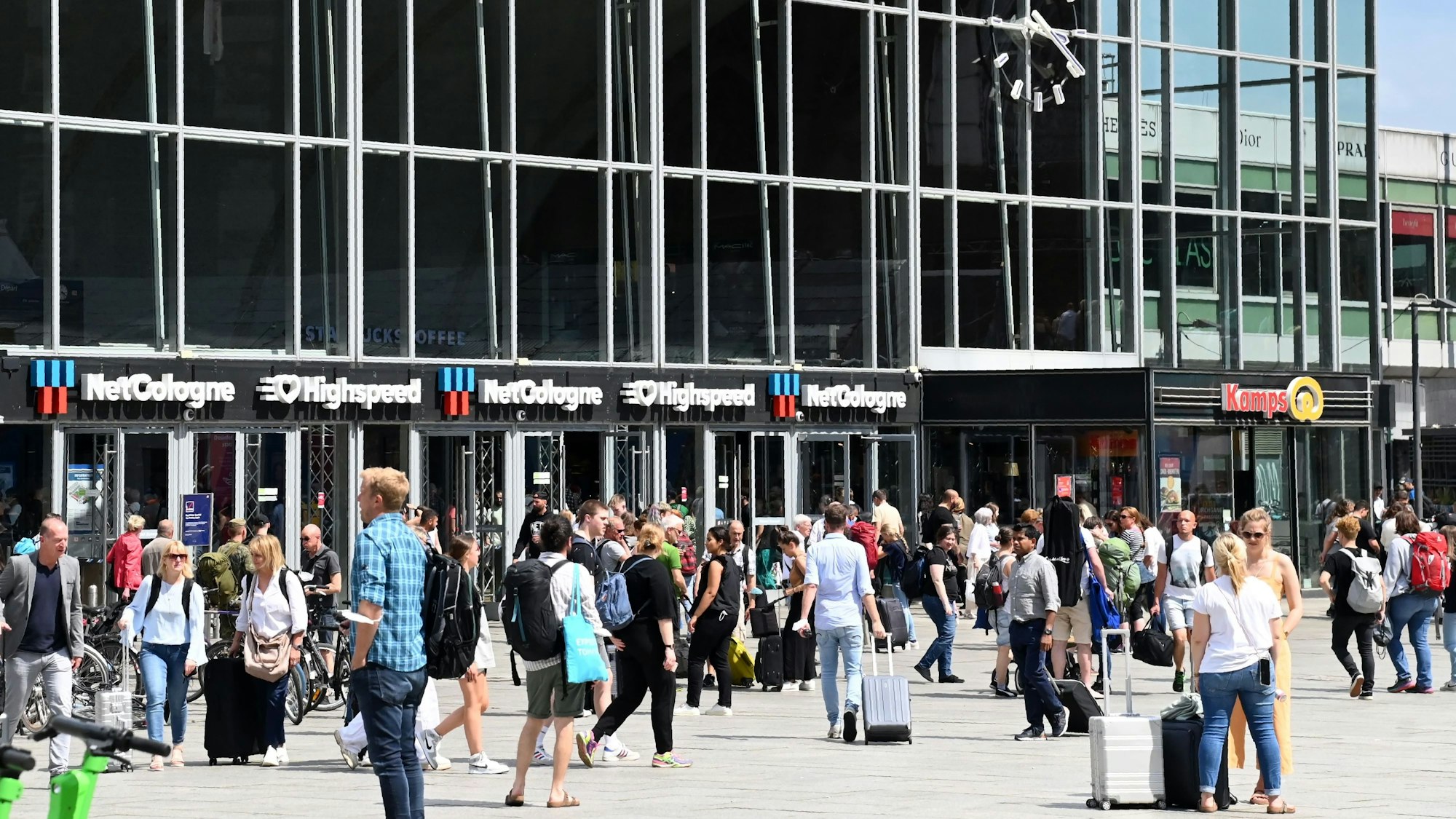 Passanten gehen vor dem Kölner Hauptbahnhof entlang