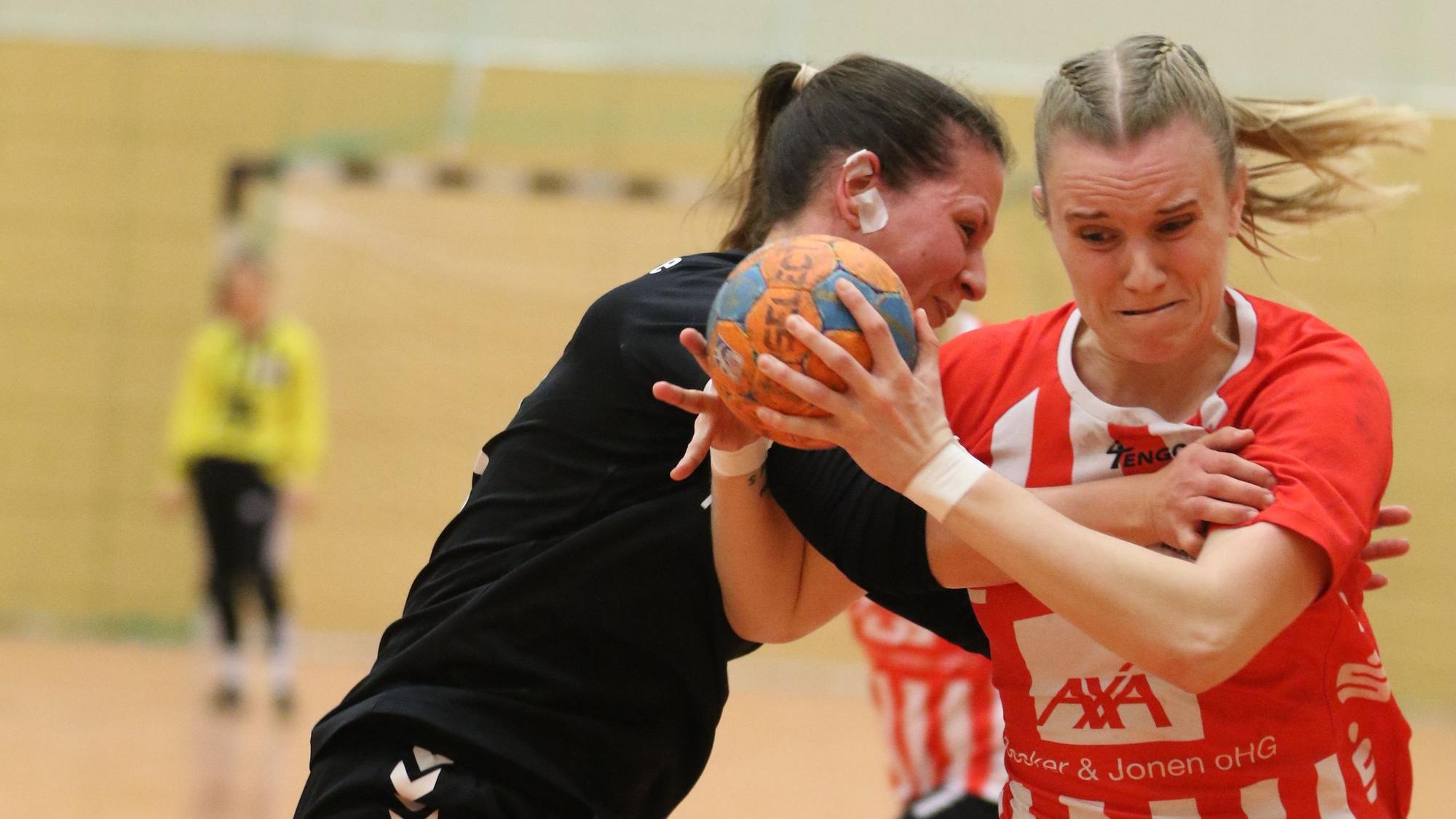Corinna Schmitz setzt sich gegen die Gegenspielerin durch, wird dabei aber attackiert.