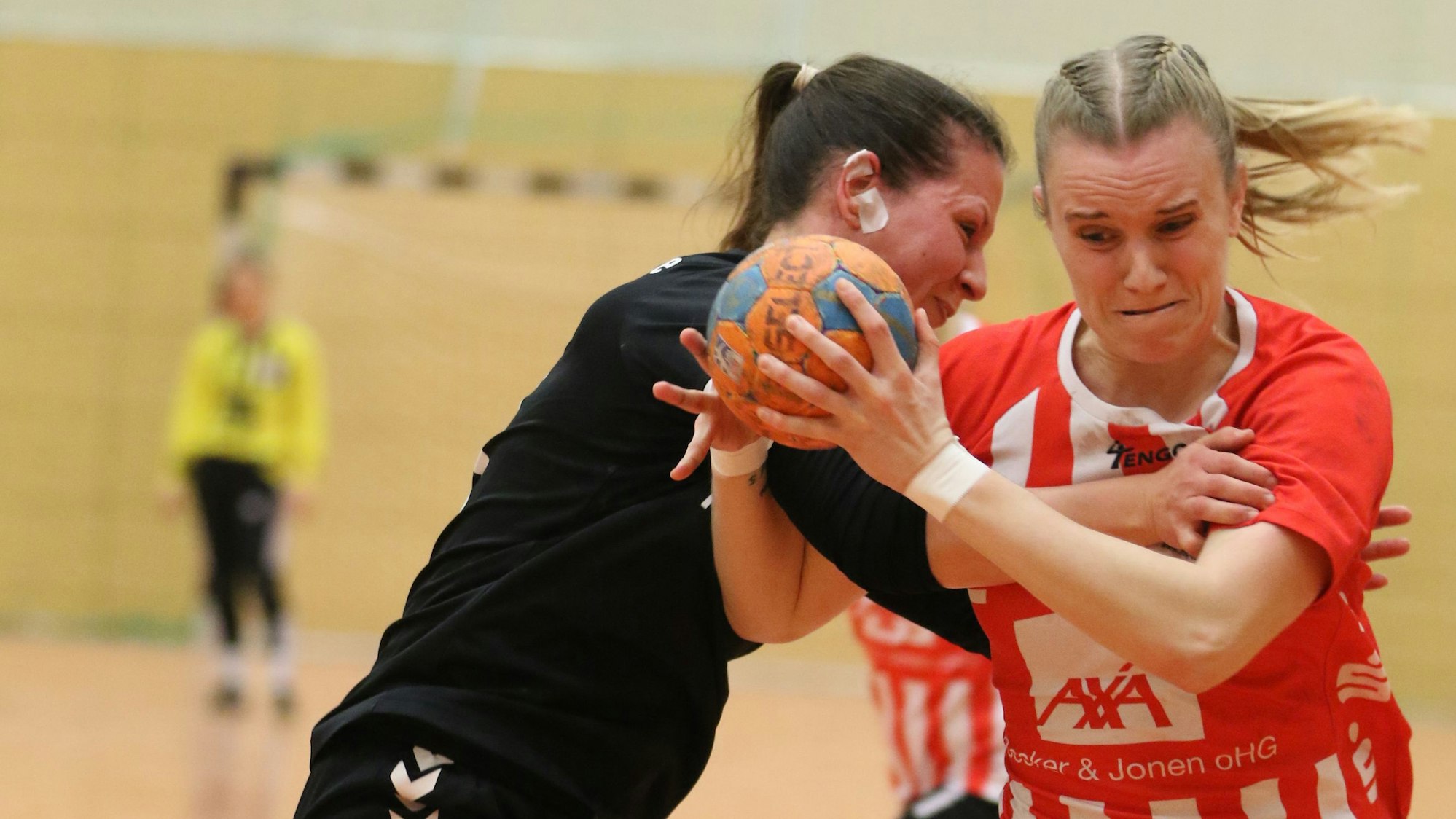 Corinna Schmitz setzt sich gegen die Gegenspielerin durch, wird dabei aber attackiert.