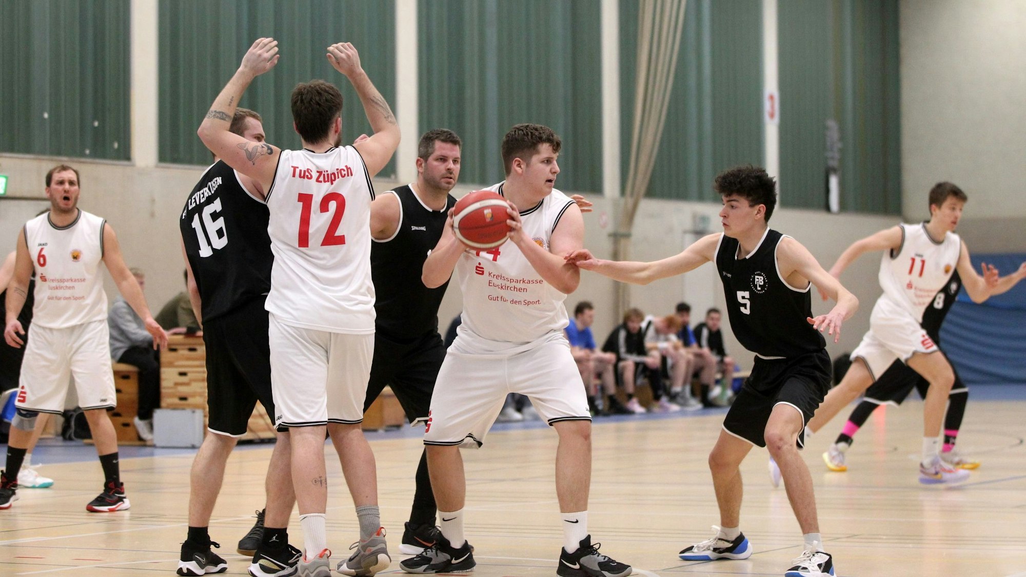 Au der Defensive heraus versucht der TuS Zülpich sein Spiel gegen Fast-Break Leverkusen aufzuziehen.