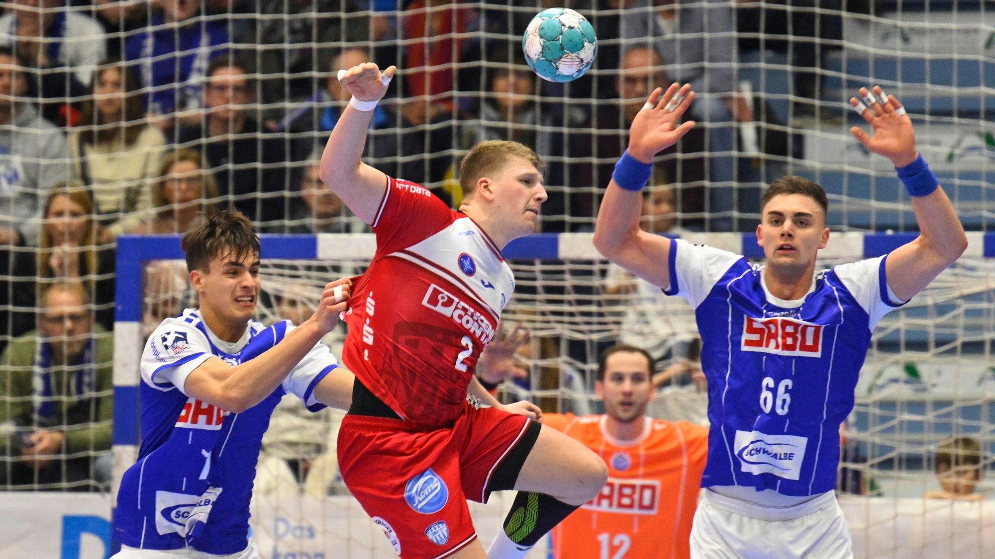 Zu sehen ist eine Spielsituation auf dem Handball-Feld.