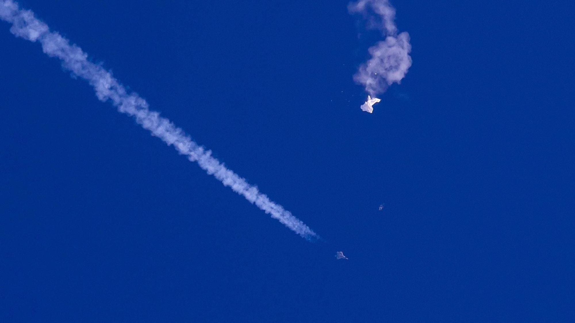 Der mutmaßliche chinesische Spionageballon (r.) nach einem Abschuss durch einen F-22-Kampfjet des US-Militärs.