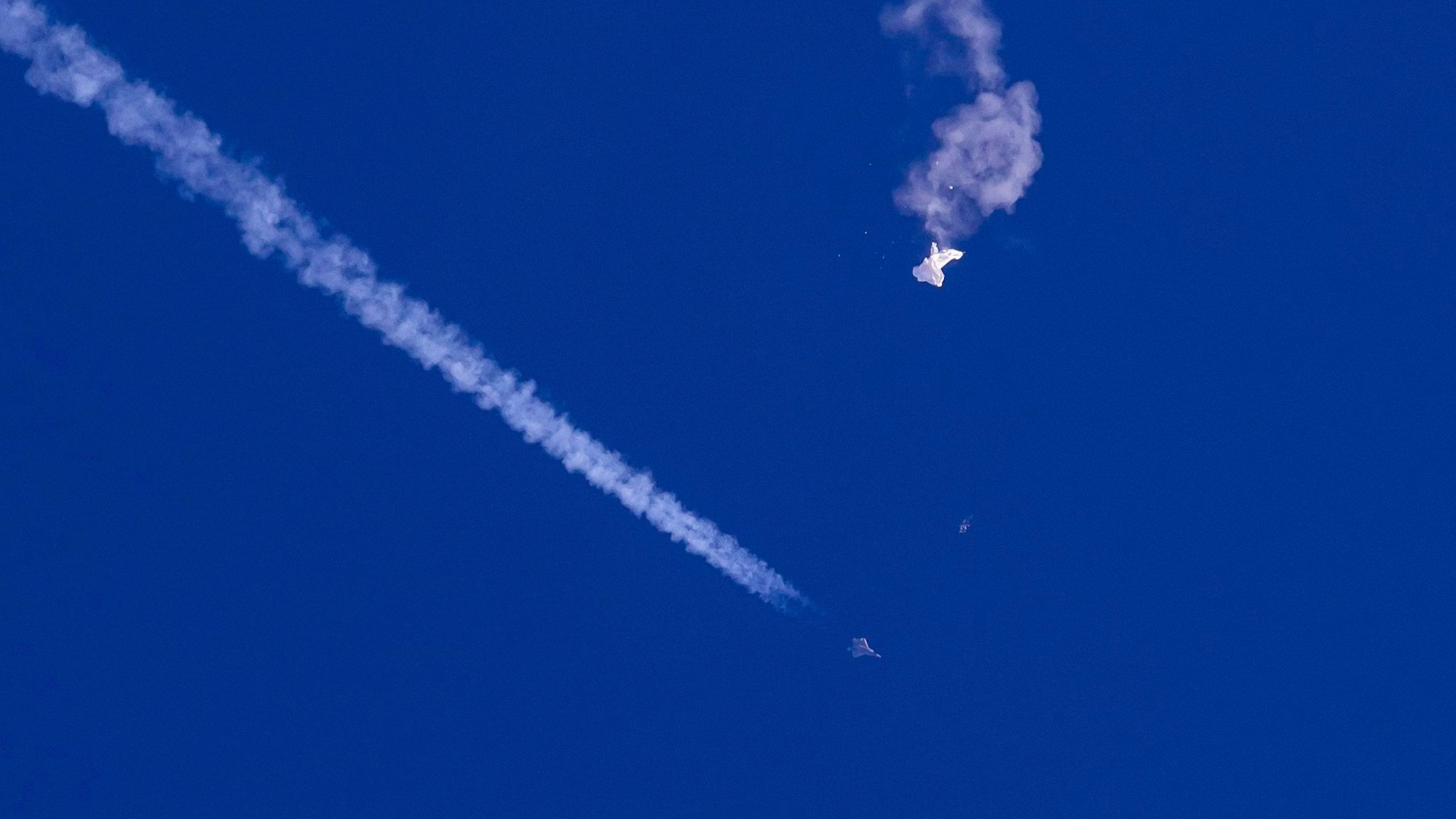 Die Überreste eines großen Ballons schweben über dem Atlantischen Ozean vor der Küste South Carolinas, nachdem er von einer Luft-Rakete abgeschossen wurde.