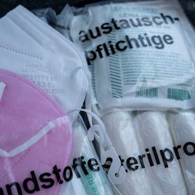 Zwei FFP2-Masken stecken in einer Verbandstasche in einem Auto.