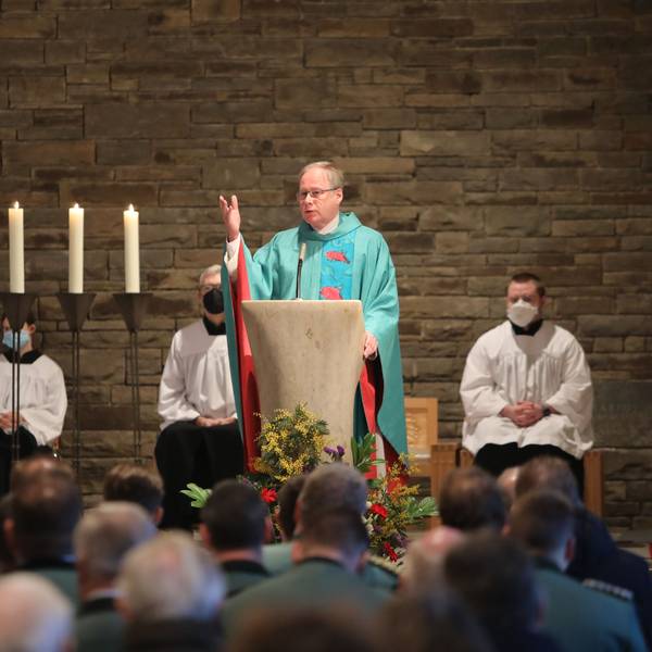 Pfarrer Wilhelm Darscheid steht am Ambo der Kirche St. Konrad in Bergisch Gladbach-Hand und spricht.
