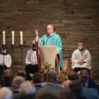 Pfarrer Wilhelm Darscheid steht am Ambo der Kirche St. Konrad in Bergisch Gladbach-Hand und spricht.
