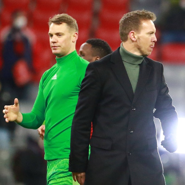 Bayern-Torwart Manuel Neuer (l.) und Trainer Julian Nagelsmann