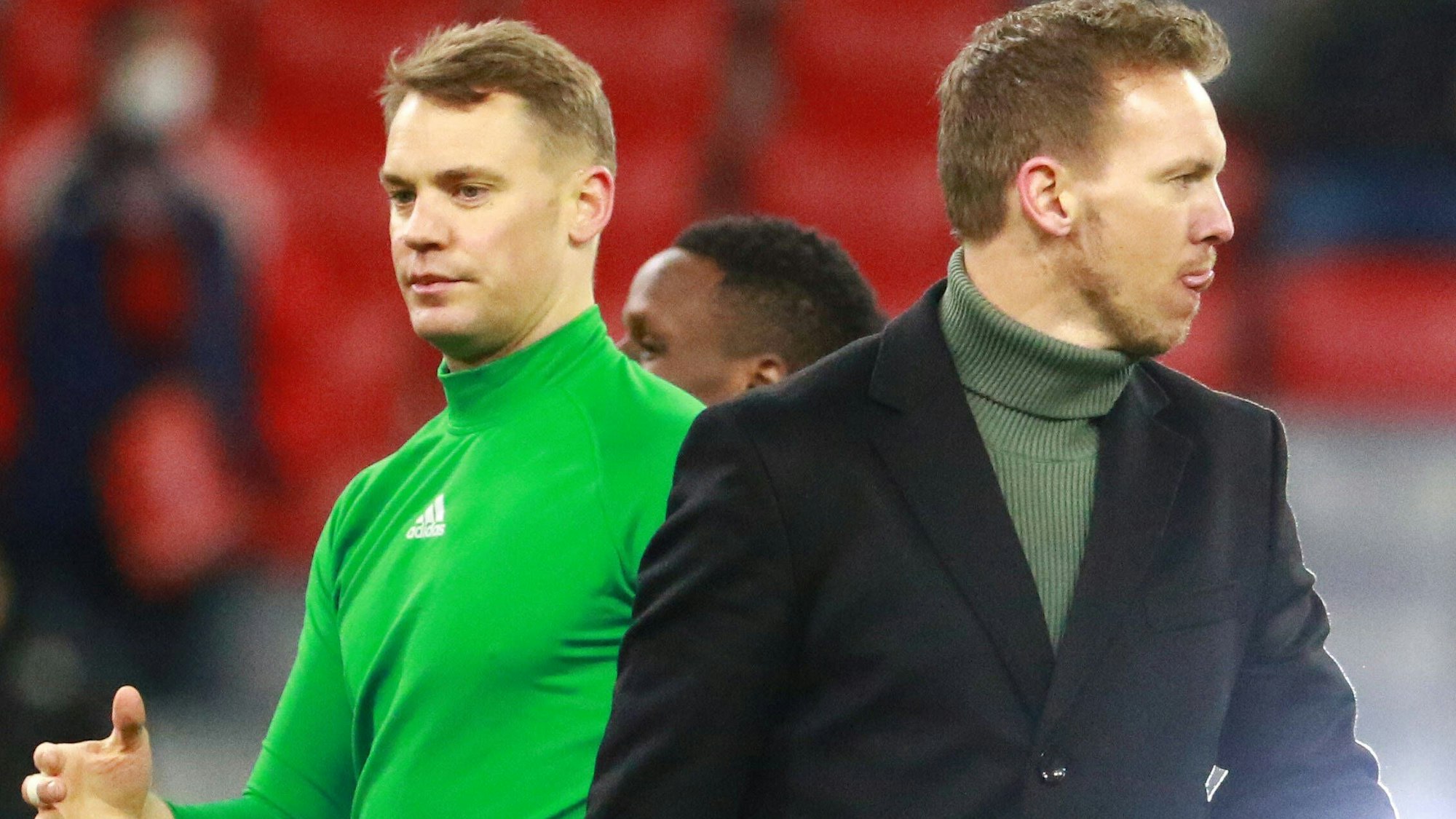 Bayern-Torwart Manuel Neuer (l.) und Trainer Julian Nagelsmann