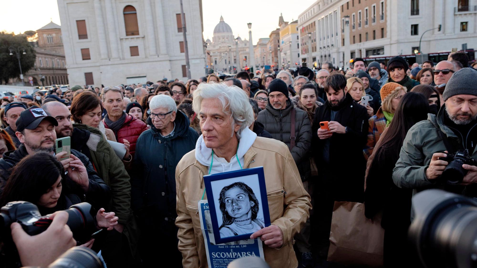 Pietro Orlandi, der Bruder der verschwundenen Vatikanbürgerin Emanuela Orlandi, hält am 14. Januar 2023 in Rom, Italien, ein Transparent seiner Schwester hoch.