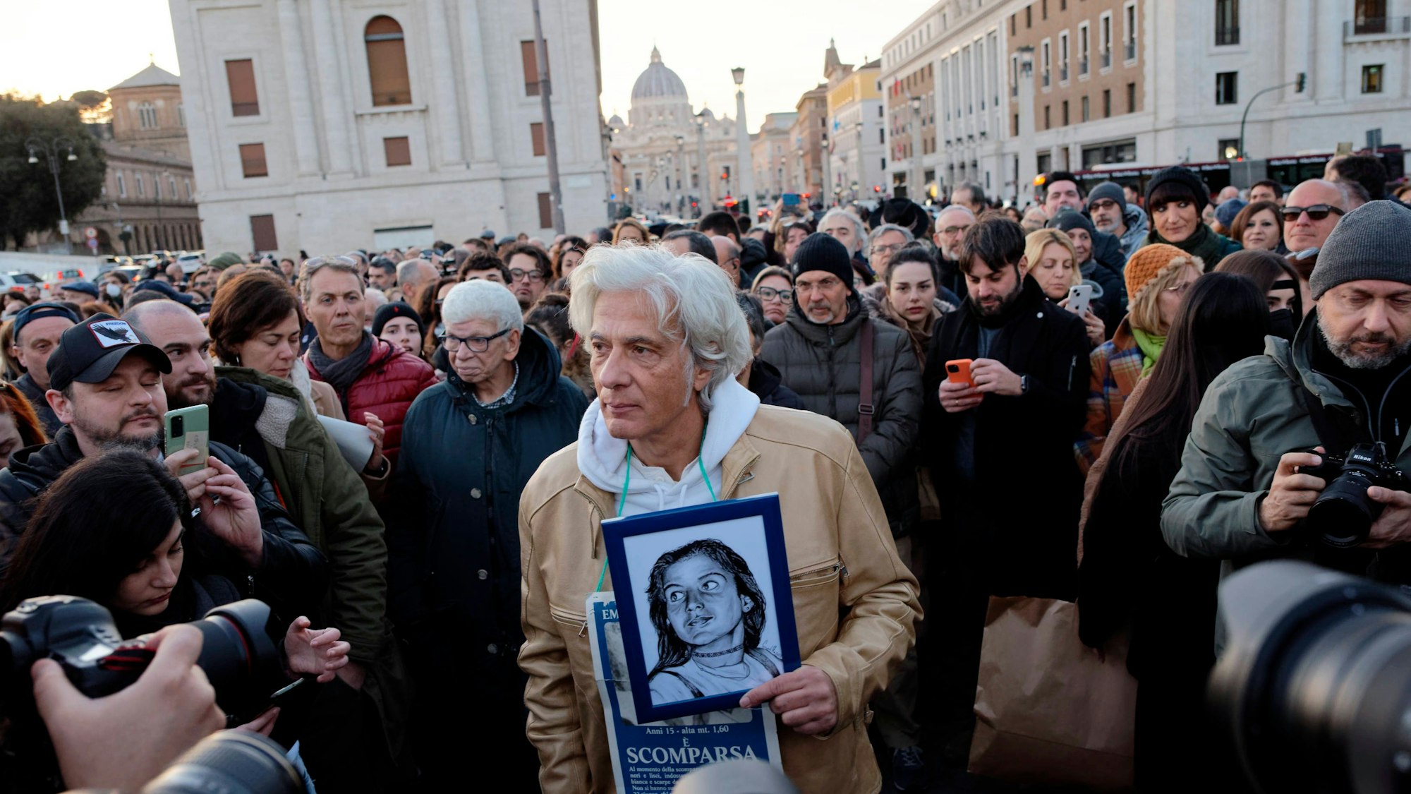 Pietro Orlandi, der Bruder der verschwundenen Vatikanbürgerin Emanuela Orlandi, hält am 14. Januar 2023 in Rom, Italien, ein Transparent seiner Schwester hoch.