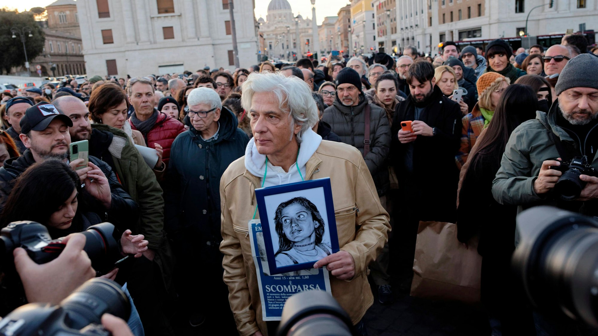 Pietro Orlandi im Januar 2023 mit einem Bild seiner vermissten Schwester Emanuela Orlandi.
