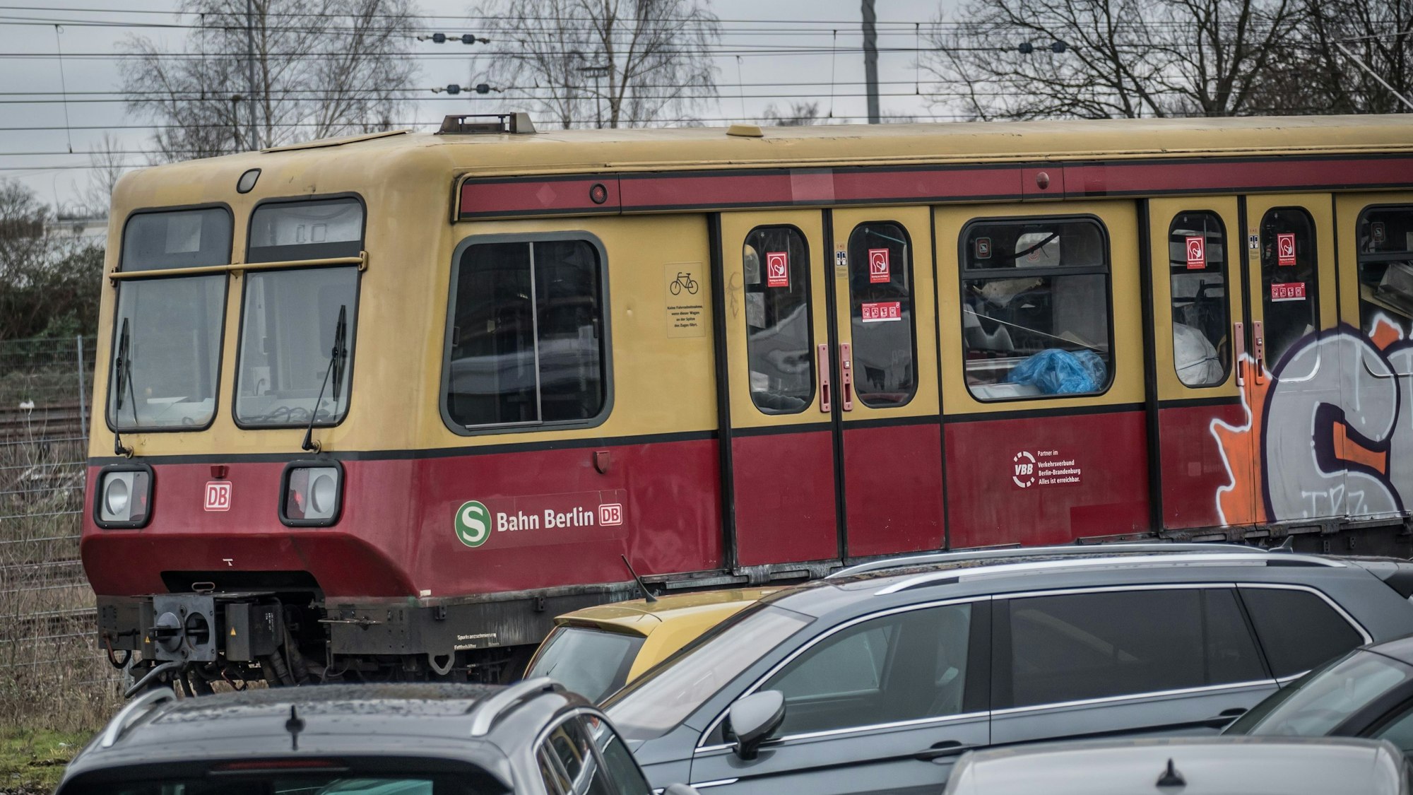 Letzter Halt Opladen: Berliner S-Bahn beim Bender zur Verschrottung. Foto: Ralf Krieger