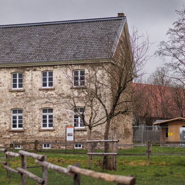 Ein altes Gebäude mit abgenutzten Steinen