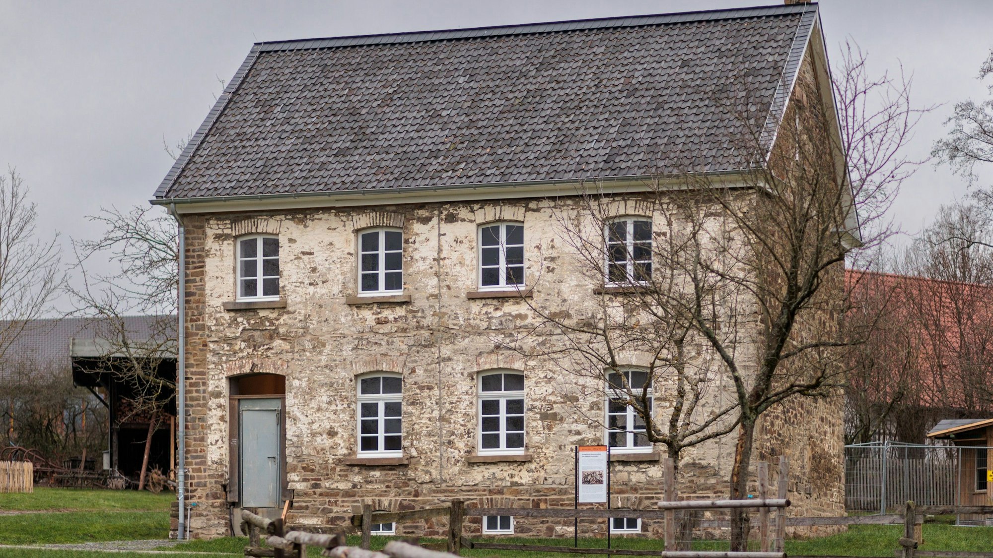 Ein altes Gebäude mit abgenutzten Steinen