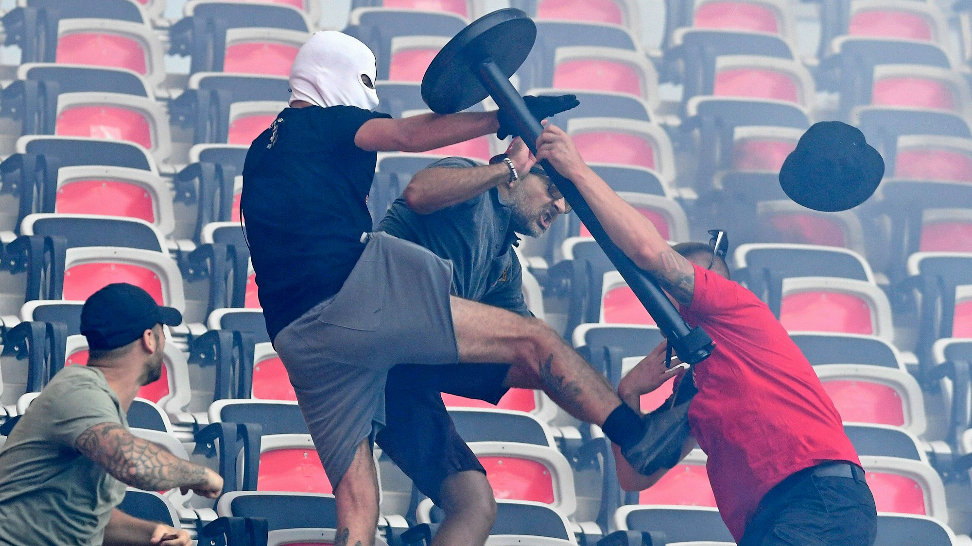 Ausschreitungen zwischen Fans von Nizza und 1. FC Köln.