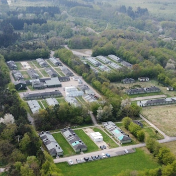 Die Luftaufnahme zeigt die Geflüchtetenunterkunft auf dem Vogelsang-Gelände.