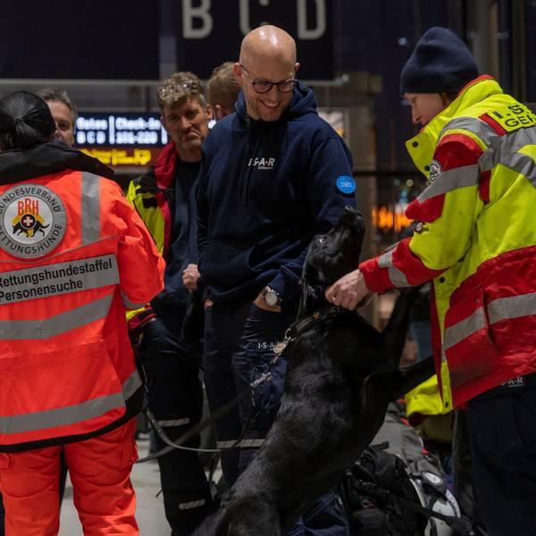 Ein Spezial-Suchtrupp der Hilfsorganisation I.S.A.R: soll mit einer Hundestaffel in der Türkei nach verschütteten Erdbeben-Opfern suchen. Die Einheit fliegt noch am Montag vom Flughafen Köln/Bonn aus ins Krisengebiet.