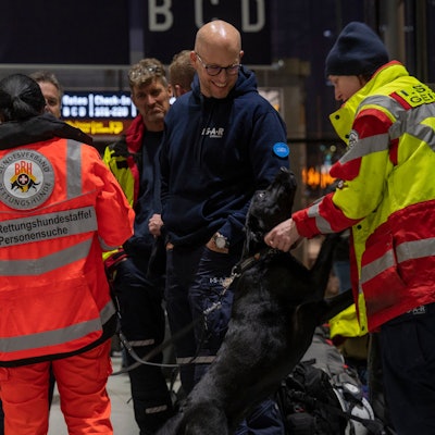 Ein Spezial-Suchtrupp der Hilfsorganisation I.S.A.R: soll mit einer Hundestaffel in der Türkei nach verschütteten Erdbeben-Opfern suchen. Die Einheit fliegt noch am Montag vom Flughafen Köln/Bonn aus ins Krisengebiet.