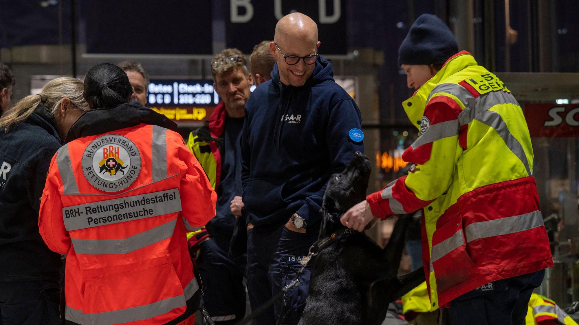Ein Spezial-Suchtrupp der Hilfsorganisation I.S.A.R: soll mit einer Hundestaffel in der Türkei nach verschütteten Erdbeben-Opfern suchen. Die Einheit fliegt noch am Montag vom Flughafen Köln/Bonn aus ins Krisengebiet.