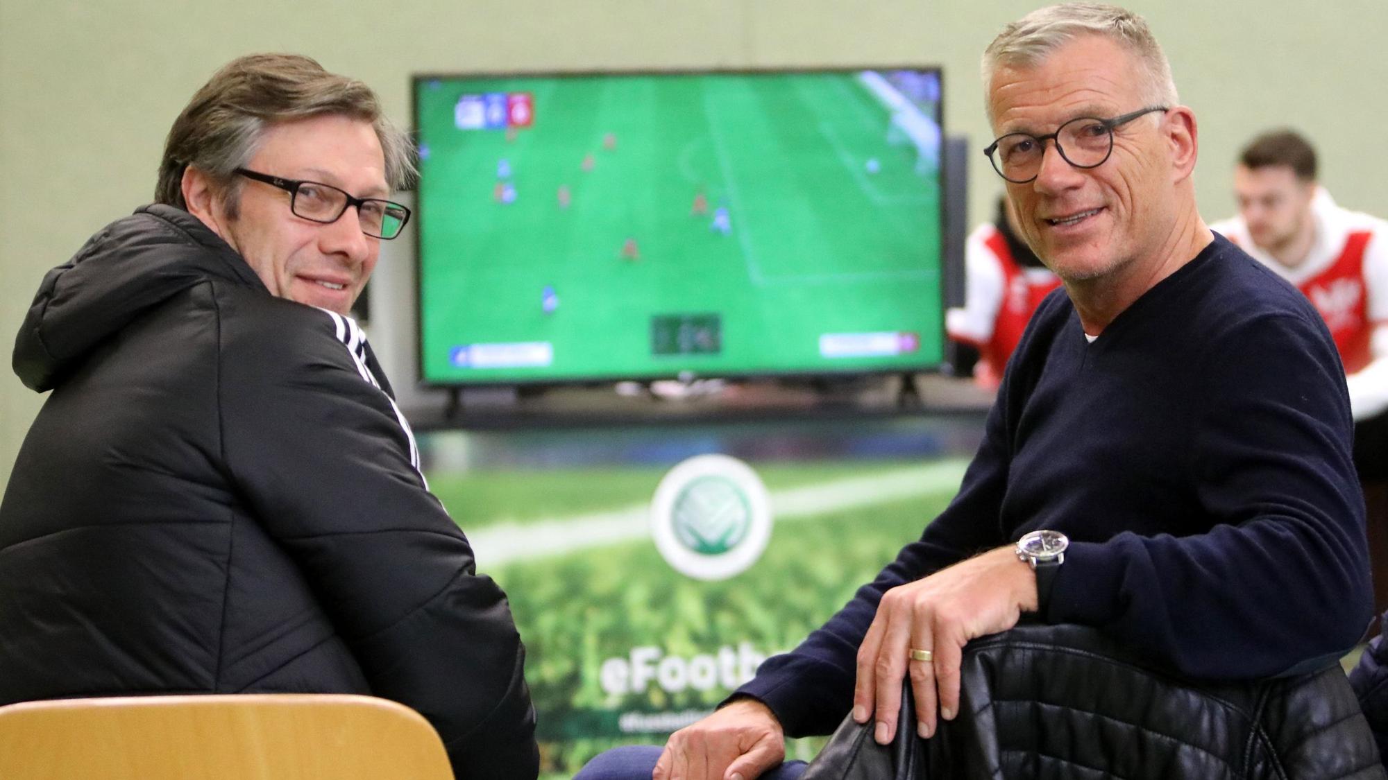 FVM-Präsident Christos Katzidis (l.) und FC-Hennef-Präsident Clemens Wirtz beim E-Football-Turnier in der Sportschule in Hennef.