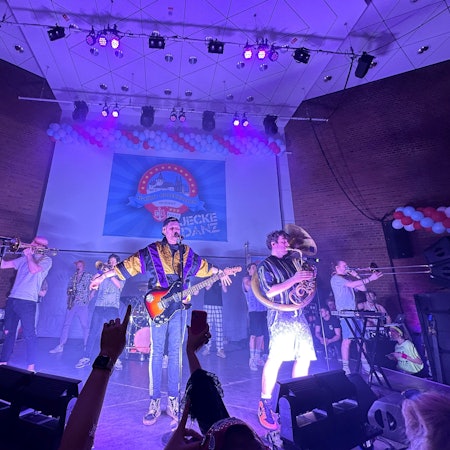 06.02.2023, Köln: Querbeat beim Jecke Danz der KG Rodenkirchen Foto: Stefan Worring