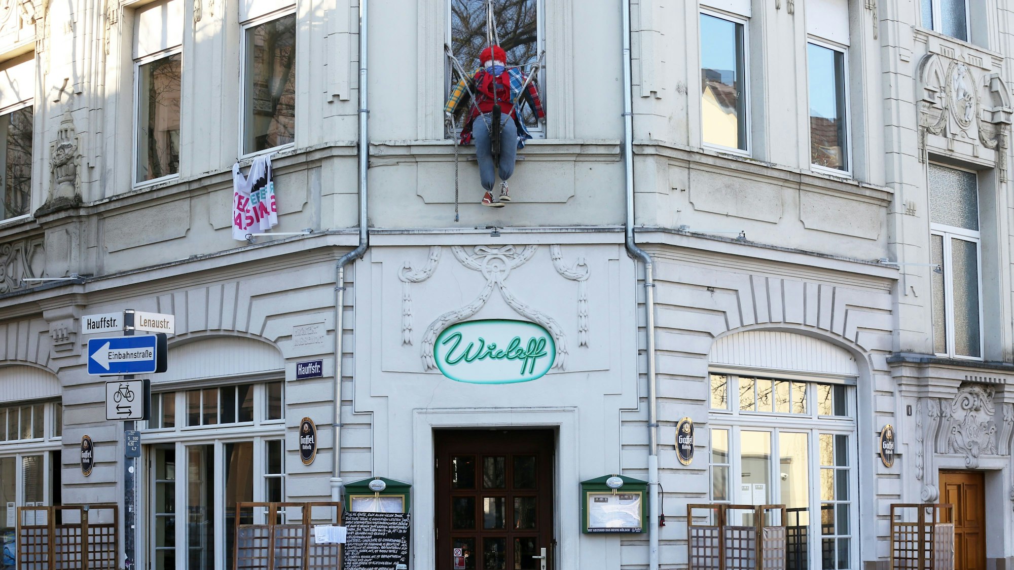 Feiern mit Abstand auf dem Lenauplatz in Ehrenfeld
Aus dem Wicleff hört man nur Musi