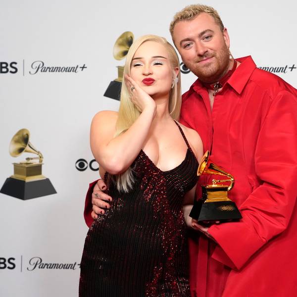 Kim Petras (l.) und Sam Smith, Gewinner des Preises für die beste Pop-Duo/Gruppen-Performance für "Unholy", posieren im Presseraum bei der Verleihung der 65. Grammy Awards.