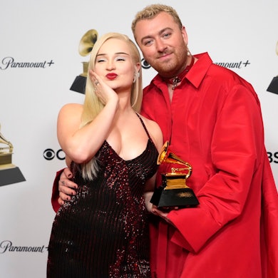 Kim Petras (l.) und Sam Smith, Gewinner des Preises für die beste Pop-Duo/Gruppen-Performance für "Unholy", posieren im Presseraum bei der Verleihung der 65. Grammy Awards.
