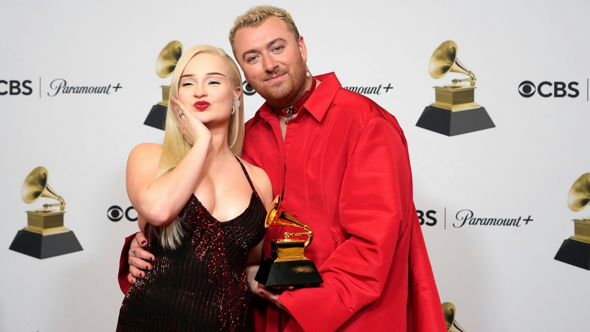 Kim Petras (l.) und Sam Smith, Gewinner des Preises für die beste Pop-Duo/Gruppen-Performance für "Unholy", posieren im Presseraum bei der Verleihung der 65. Grammy Awards.