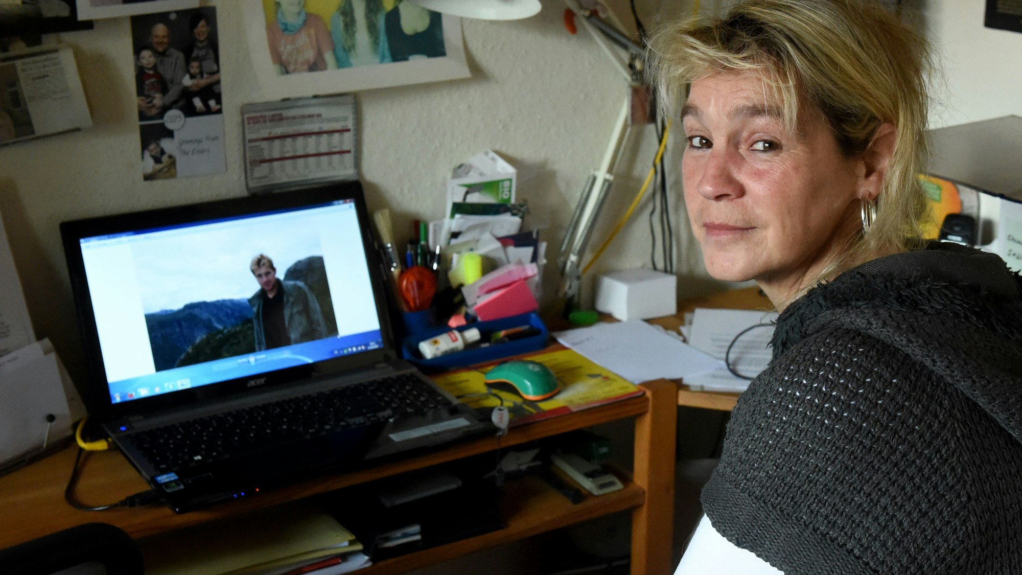 Sandra Mittank an ihrem Laptop.
